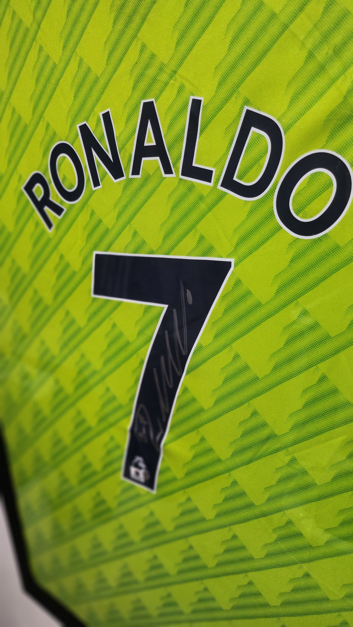 Cristiano Ronaldo Autographed Manchester United Jersey with COA | Bollëku
