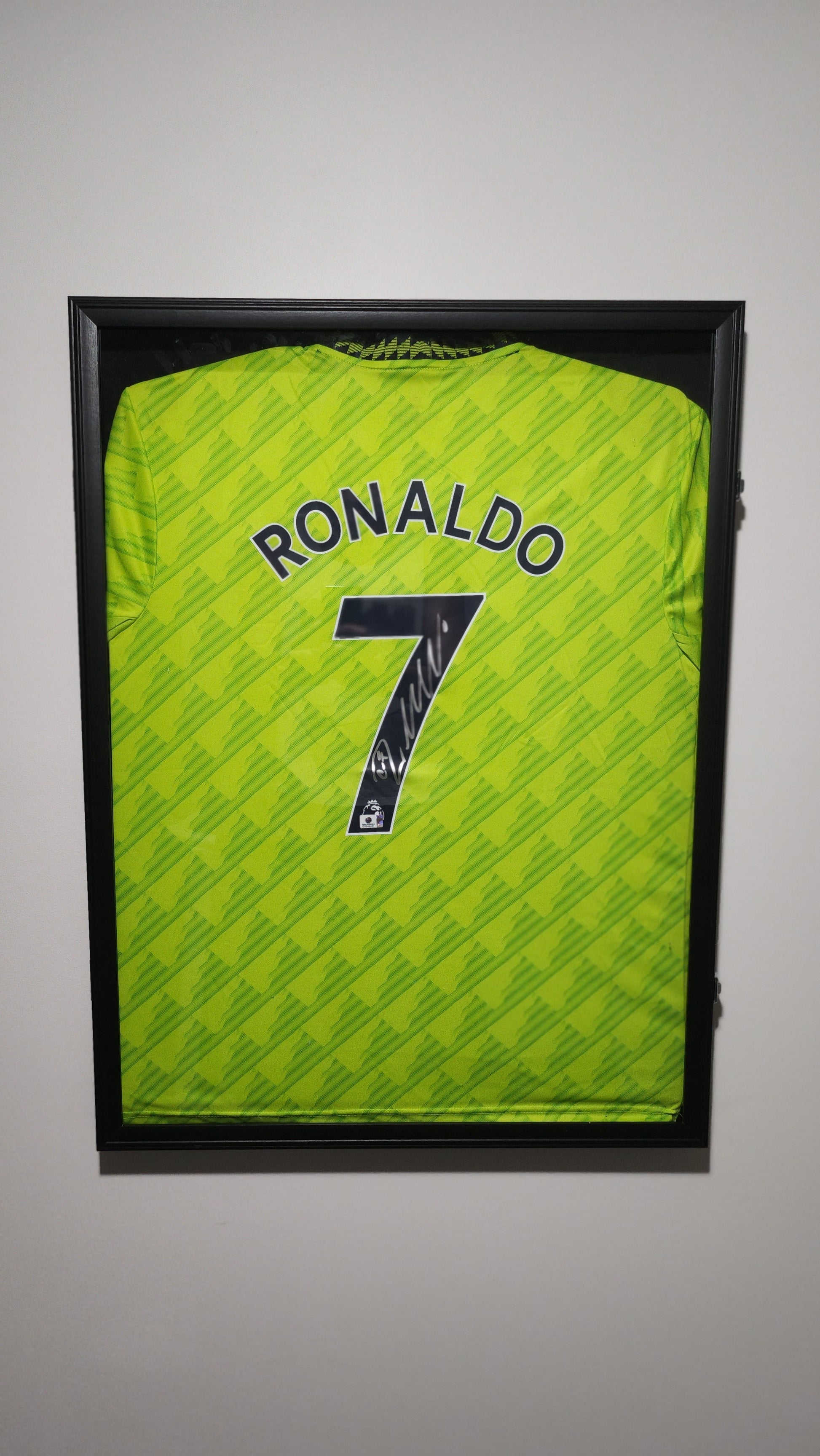 Cristiano Ronaldo Autographed Manchester United Jersey with COA | Bollëku