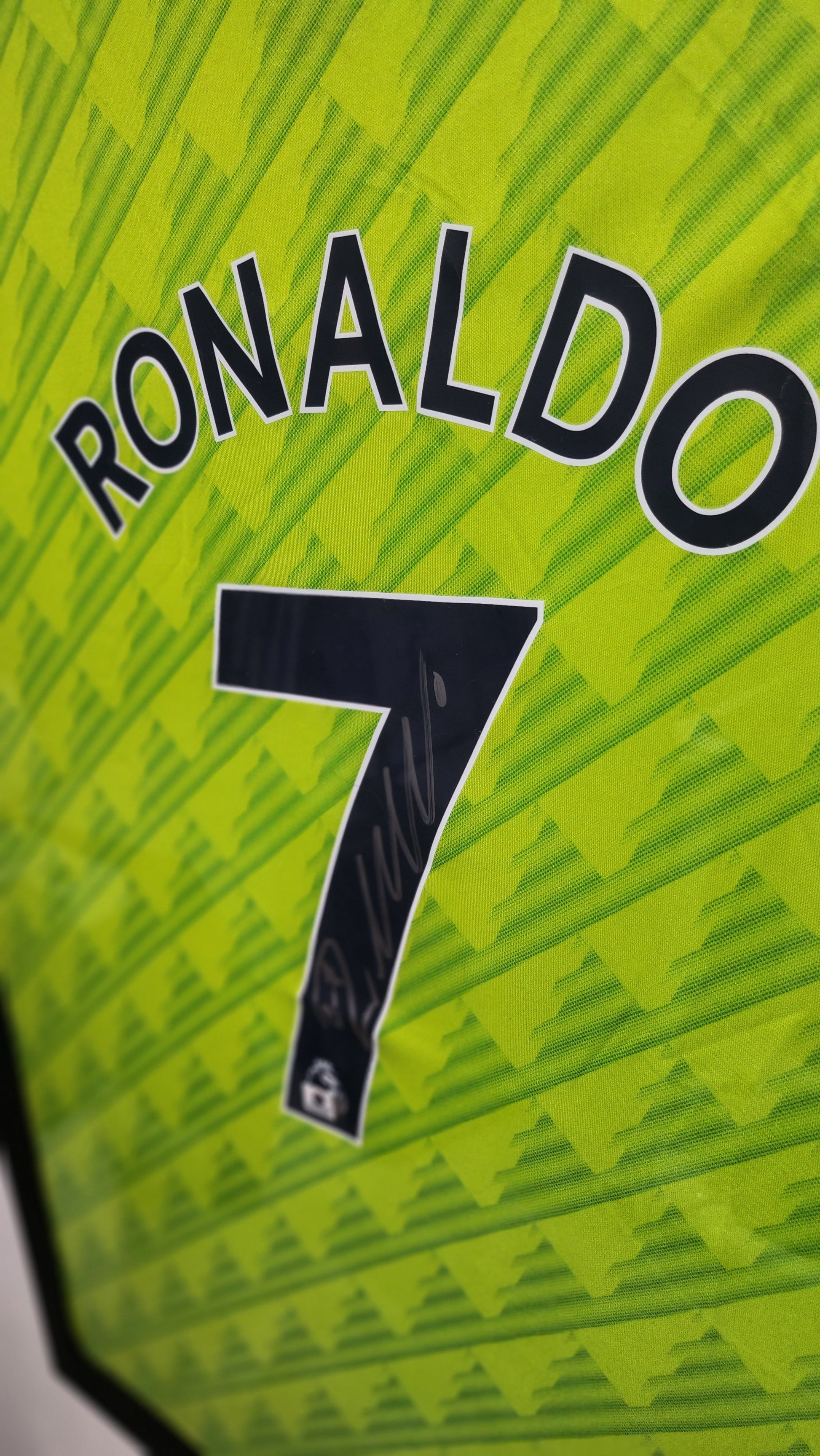 Cristiano Ronaldo Autographed Manchester United Jersey with COA | Bollëku